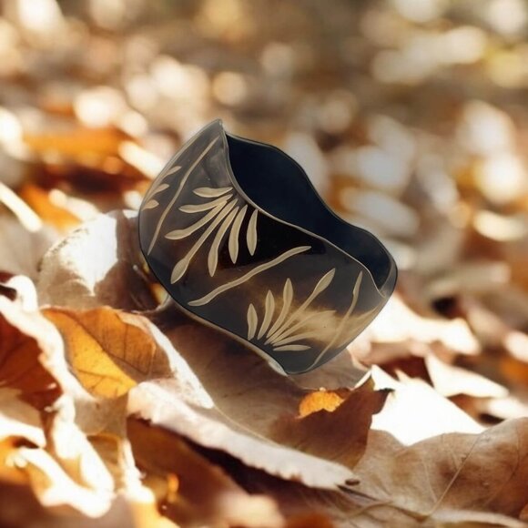 Wavy Edge Resin Bangle with Etched Design - Organic Bohemian Bracelet - Picture 4 of 4